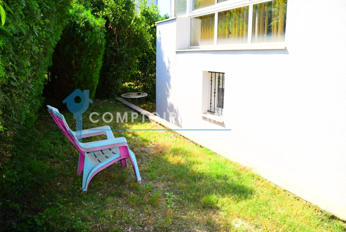 Maison contemporaine à Aubenas avec grand jardin, garage et véranda, 150 m² 