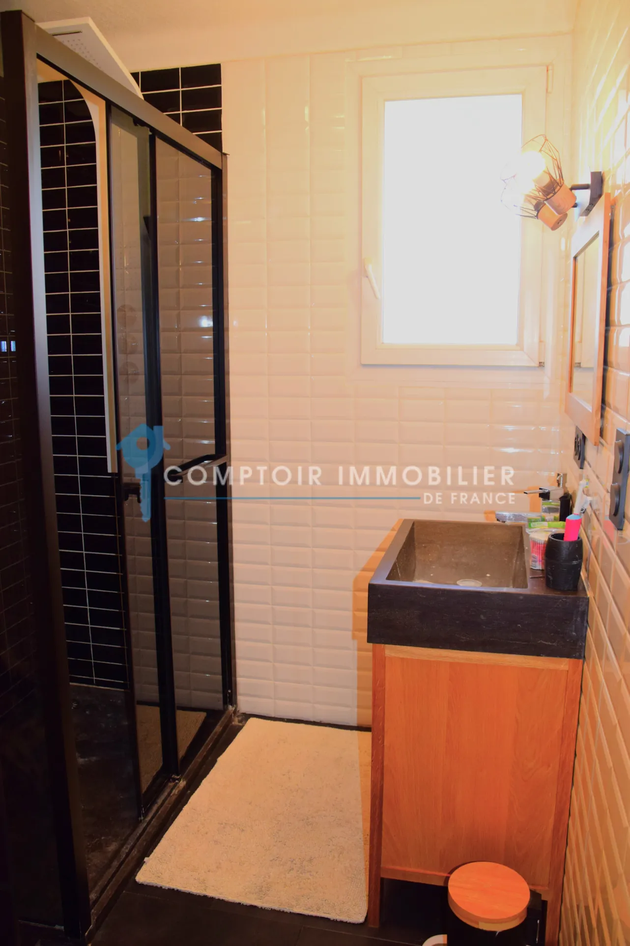 Maison contemporaine à Aubenas avec grand jardin, garage et véranda, 150 m² 