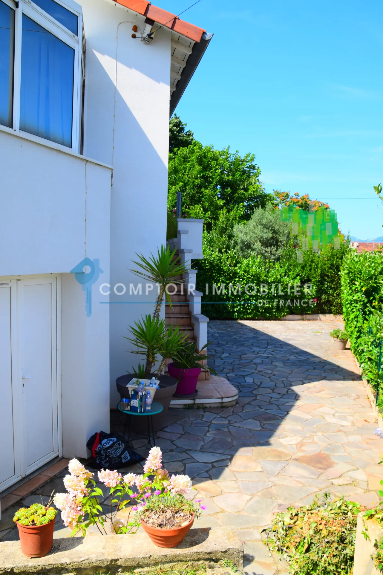 Maison contemporaine à Aubenas avec grand jardin, garage et véranda, 150 m² 