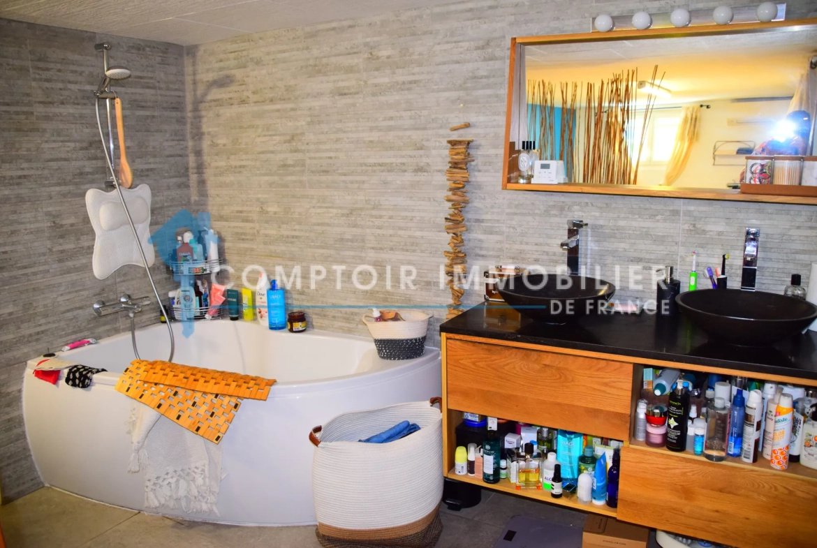 Maison contemporaine à Aubenas avec grand jardin, garage et véranda, 150 m² 