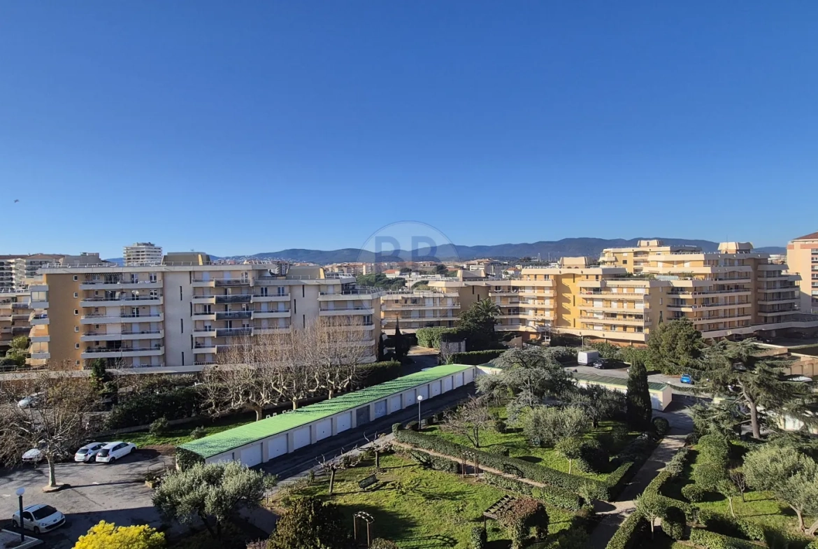 Bel appartement 2 pièces à 250m de la mer à Frejus avec terrasse et parking 