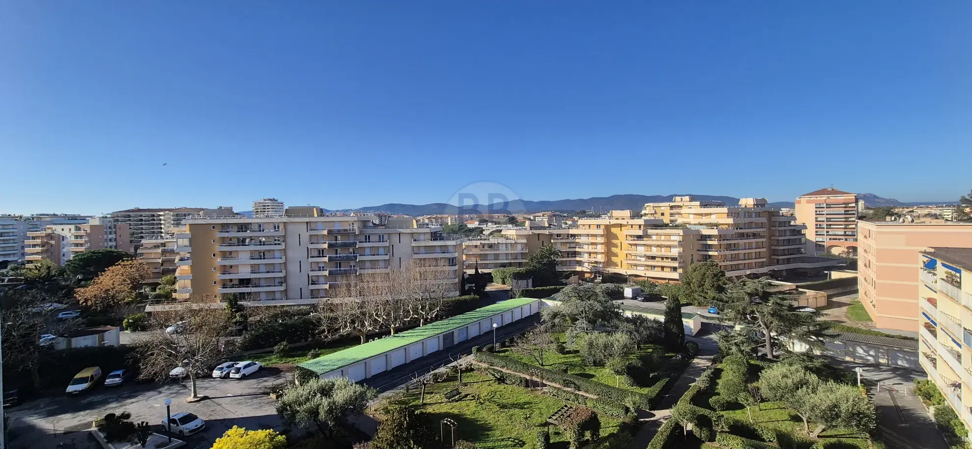 Bel appartement 2 pièces à 250m de la mer à Frejus avec terrasse et parking 