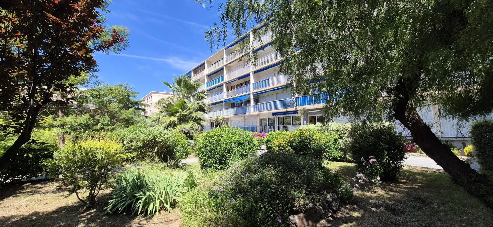 Bel appartement 2 pièces à 250m de la mer à Frejus avec terrasse et parking 