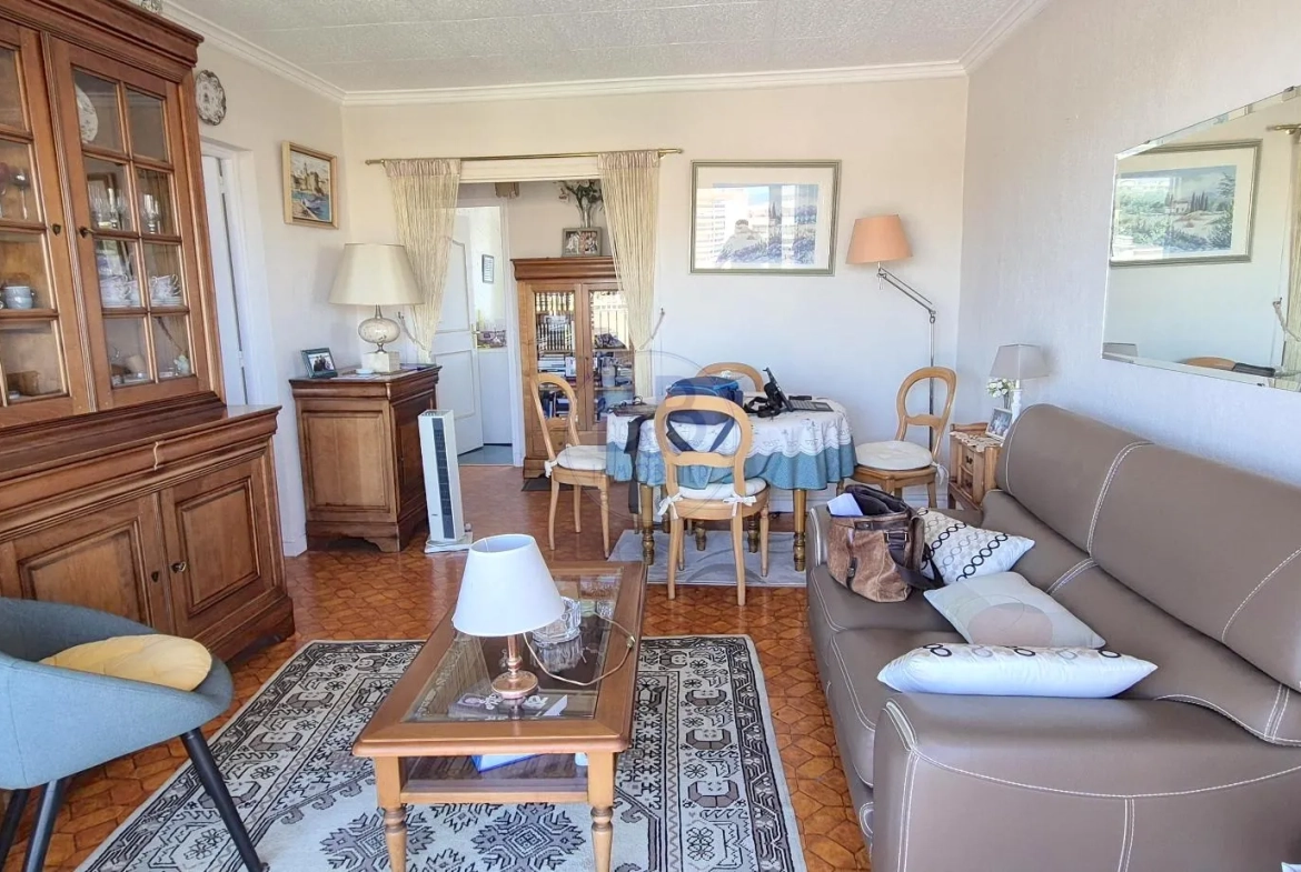 Bel appartement 2 pièces à 250m de la mer à Frejus avec terrasse et parking 