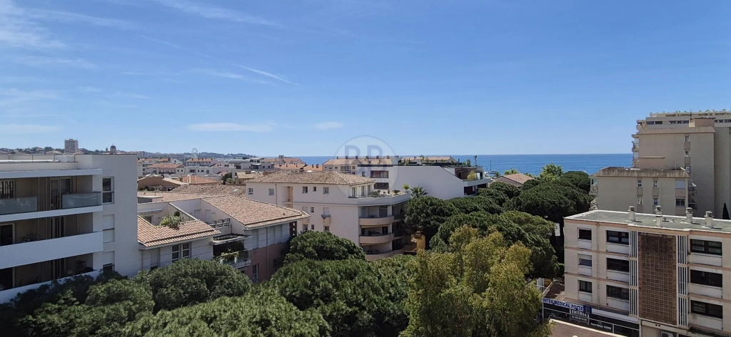 Bel appartement 2 pièces à 250m de la mer à Frejus avec terrasse et parking