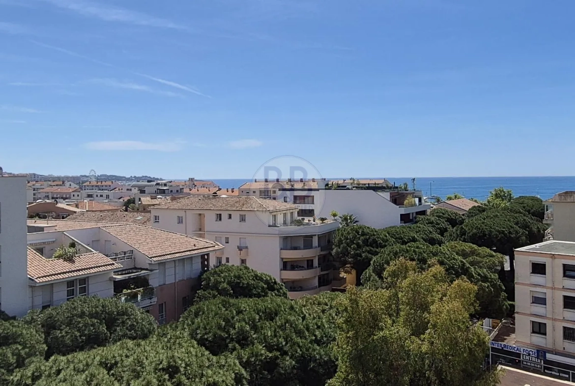 Bel appartement 2 pièces à 250m de la mer à Frejus avec terrasse et parking 