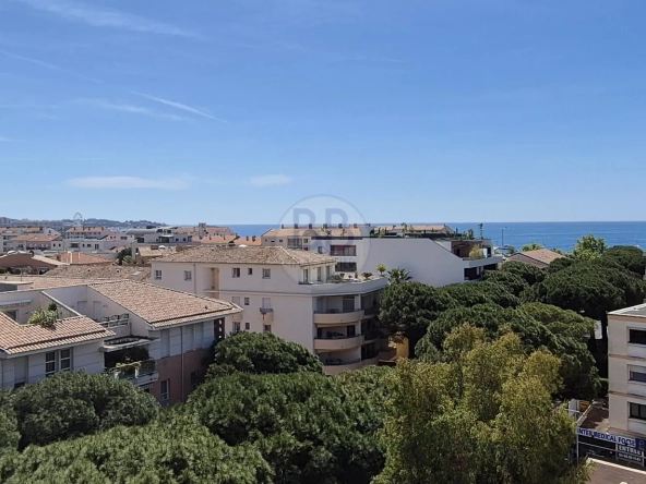 Bel appartement 2 pièces à 250m de la mer à Frejus avec terrasse et parking