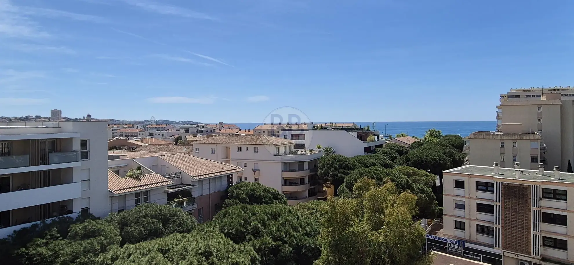 Bel appartement 2 pièces à 250m de la mer à Frejus avec terrasse et parking 