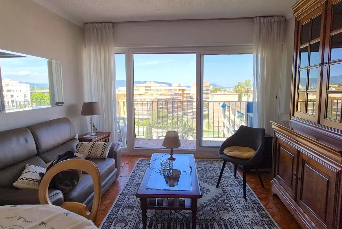 Bel appartement 2 pièces à 250m de la mer à Frejus avec terrasse et parking 