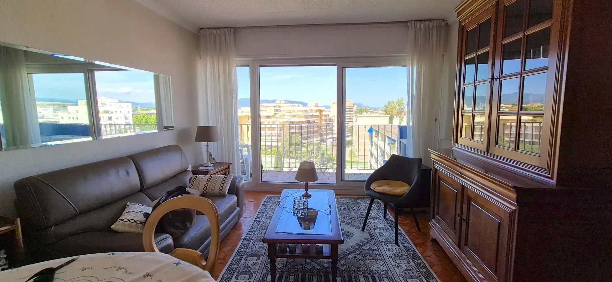 Bel appartement 2 pièces à 250m de la mer à Frejus avec terrasse et parking 