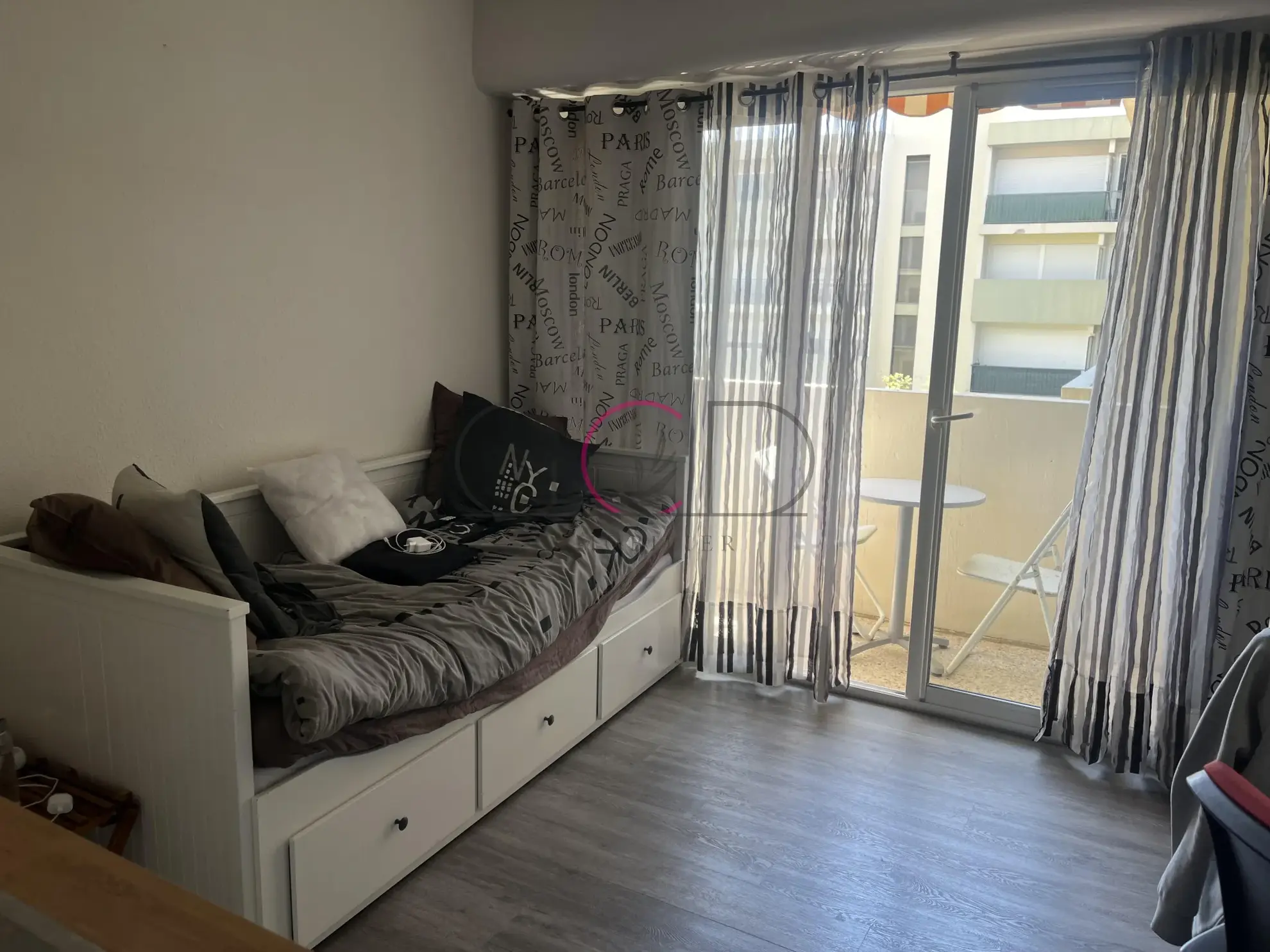 Studio à vendre à Aix-en-Provence avec balcon et parking dans résidence sécurisée 