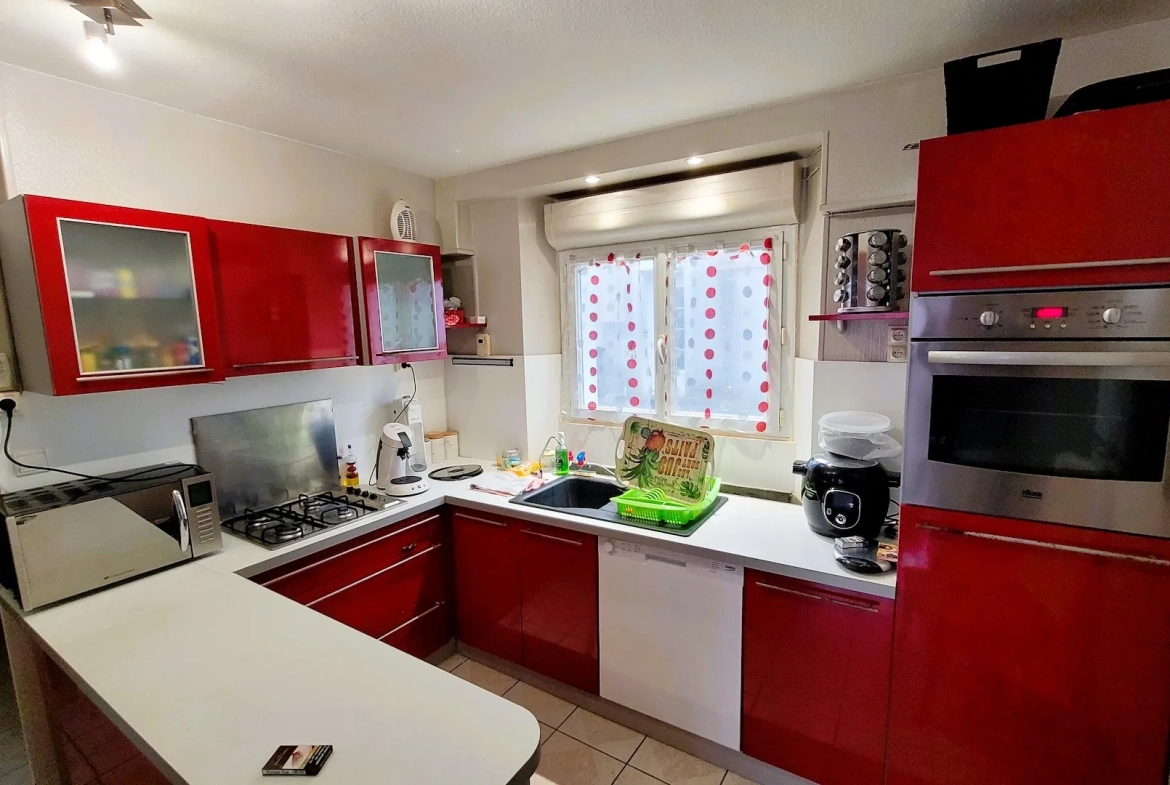Maison de Ville à Vendre à La Plaine – 5 Chambres, Garage, Équipements Économiques 