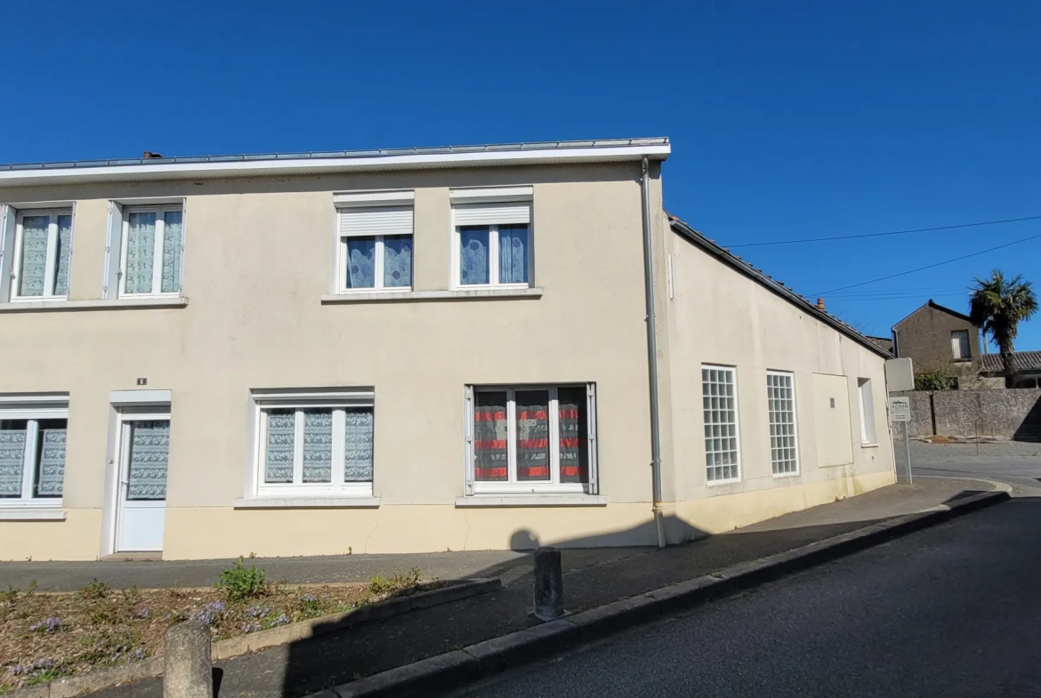 Maison de Ville à Vendre à La Plaine – 5 Chambres, Garage, Équipements Économiques 