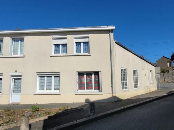 Maison de Ville à Vendre à La Plaine – 5 Chambres, Garage, Équipements Économiques