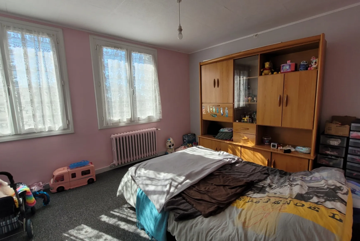 Maison de Ville à Vendre à La Plaine – 5 Chambres, Garage, Équipements Économiques 