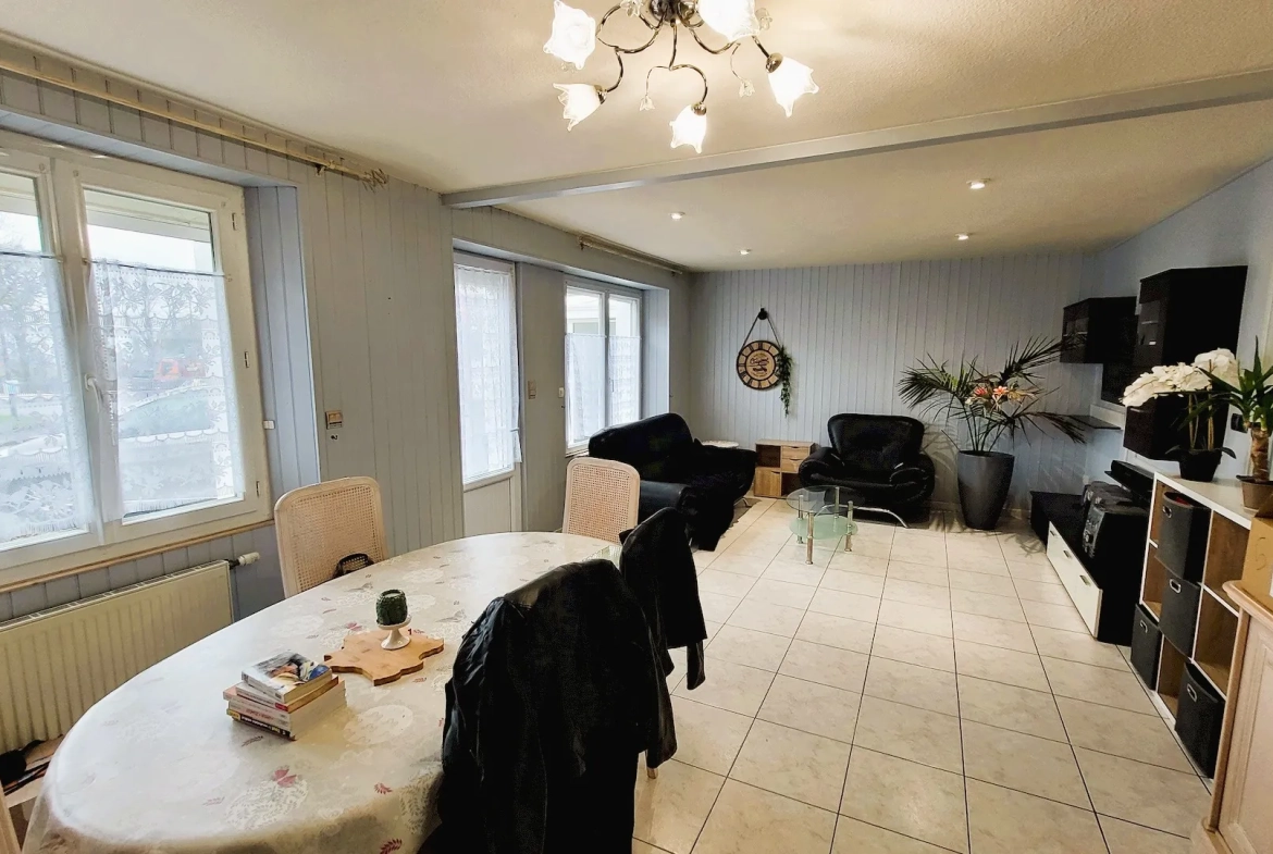 Maison de Ville à Vendre à La Plaine – 5 Chambres, Garage, Équipements Économiques 