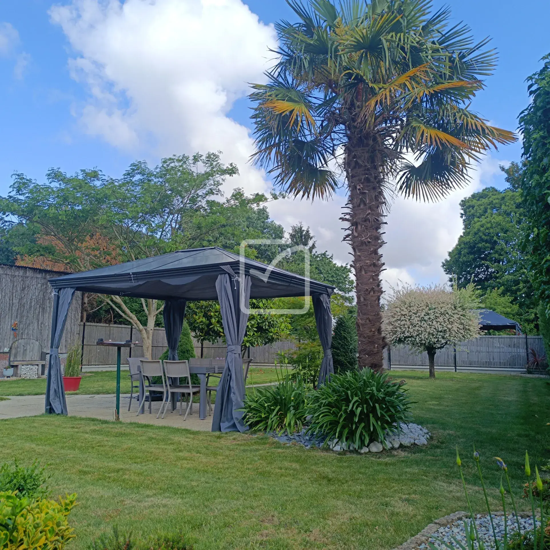 Maison en pierre avec 4 chambres, grand terrain et jardin paysagé à Evriguet 