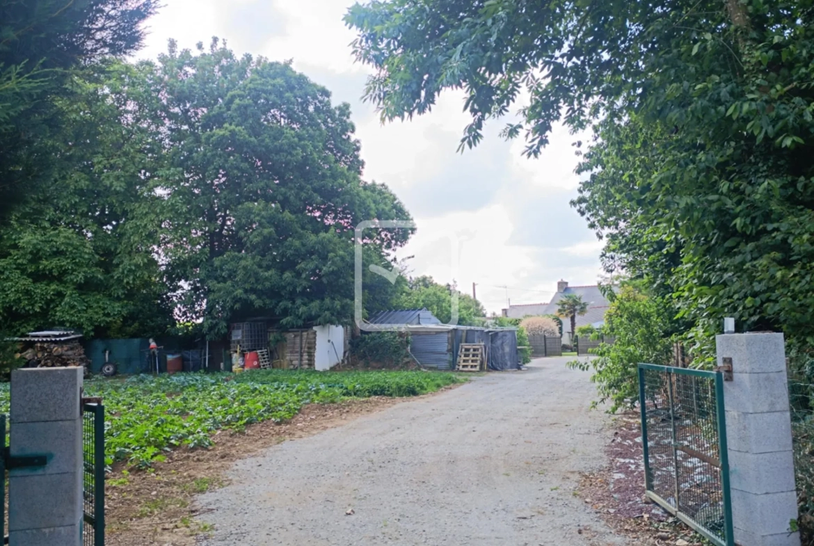 Maison en pierre avec 4 chambres, grand terrain et jardin paysagé à Evriguet 