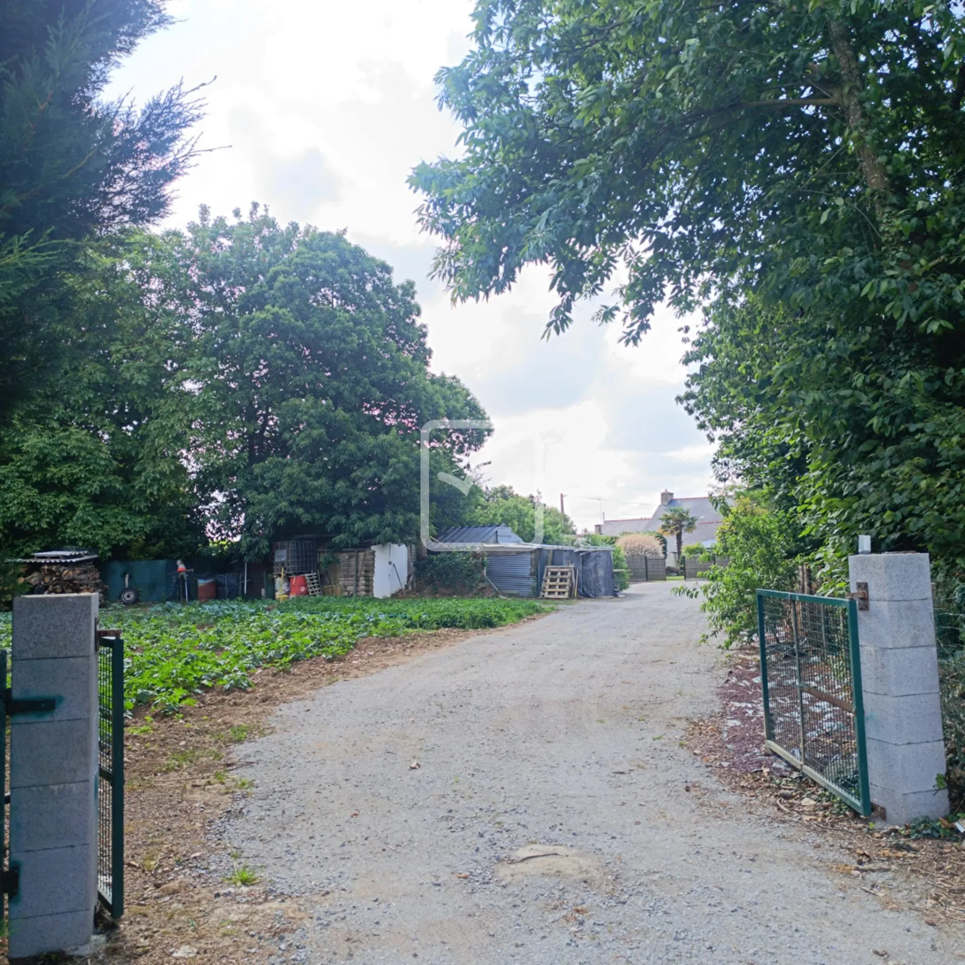 Maison en pierre avec 4 chambres, grand terrain et jardin paysagé à Evriguet 