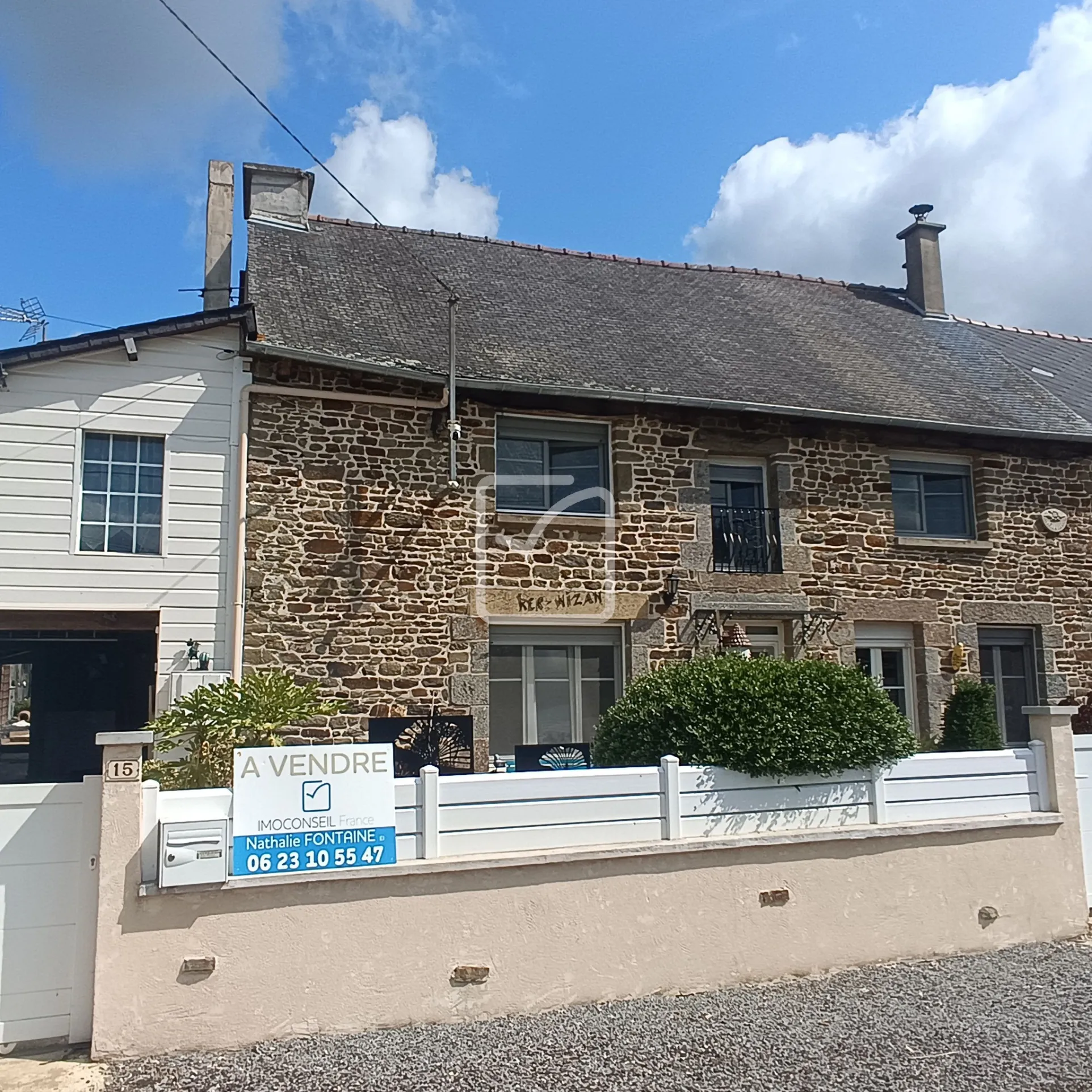 Maison en pierre avec 4 chambres, grand terrain et jardin paysagé à Evriguet 