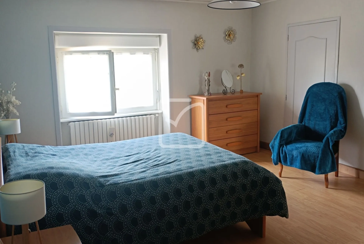 Maison en pierre avec 4 chambres, grand terrain et jardin paysagé à Evriguet 