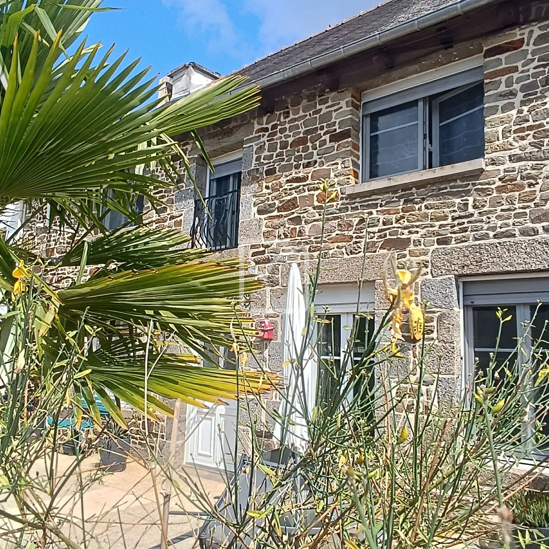 Maison en pierre avec 4 chambres, grand terrain et jardin paysagé à Evriguet 