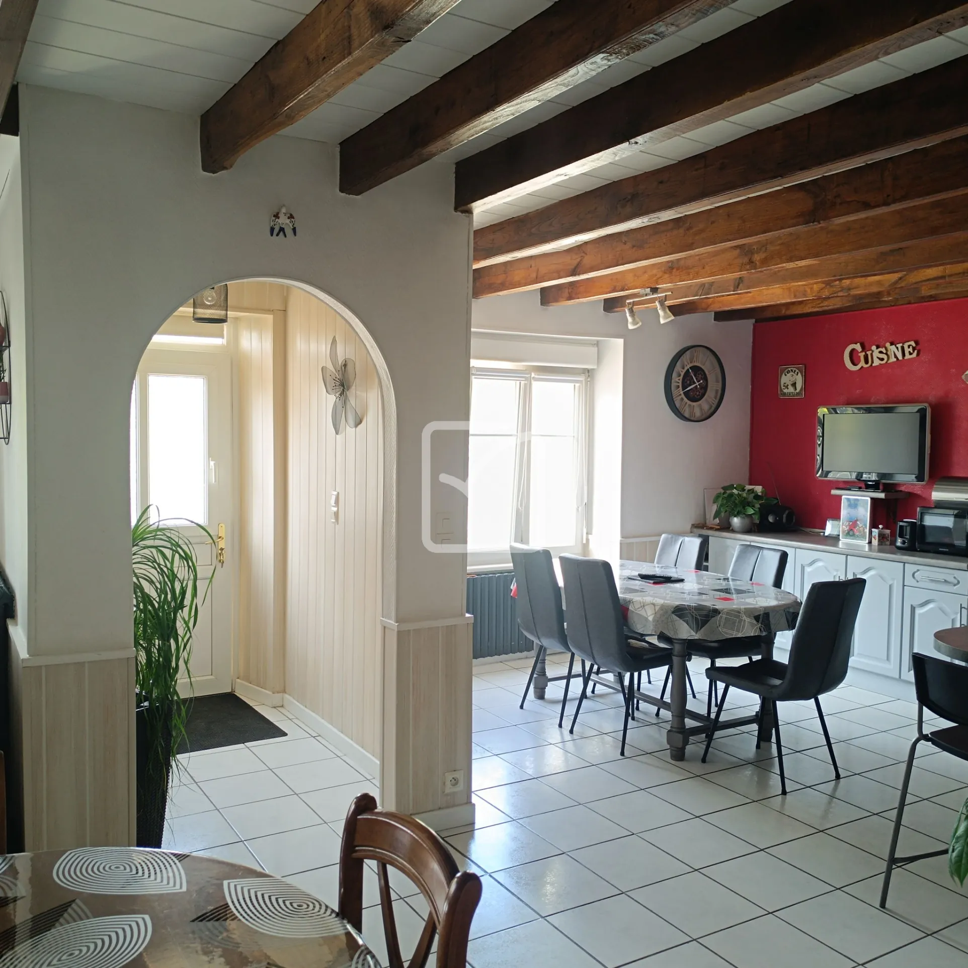 Maison en pierre avec 4 chambres, grand terrain et jardin paysagé à Evriguet 