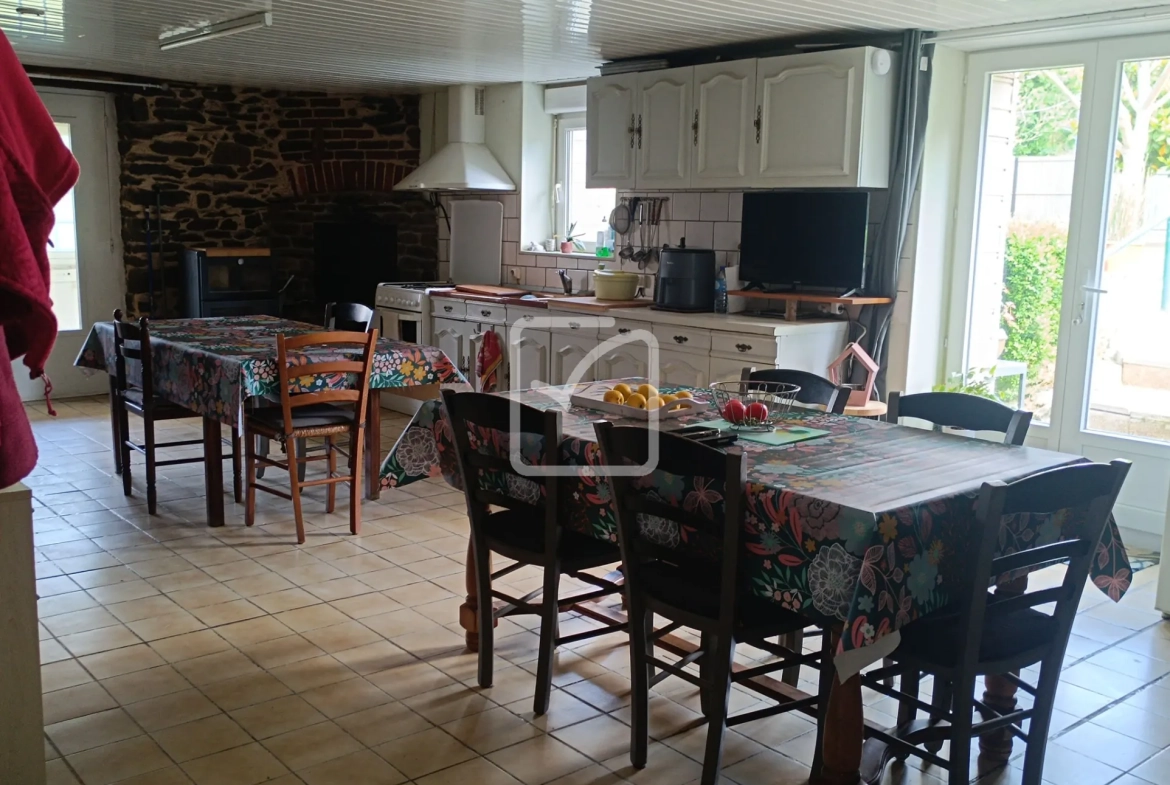 Maison en pierre avec 4 chambres, grand terrain et jardin paysagé à Evriguet 