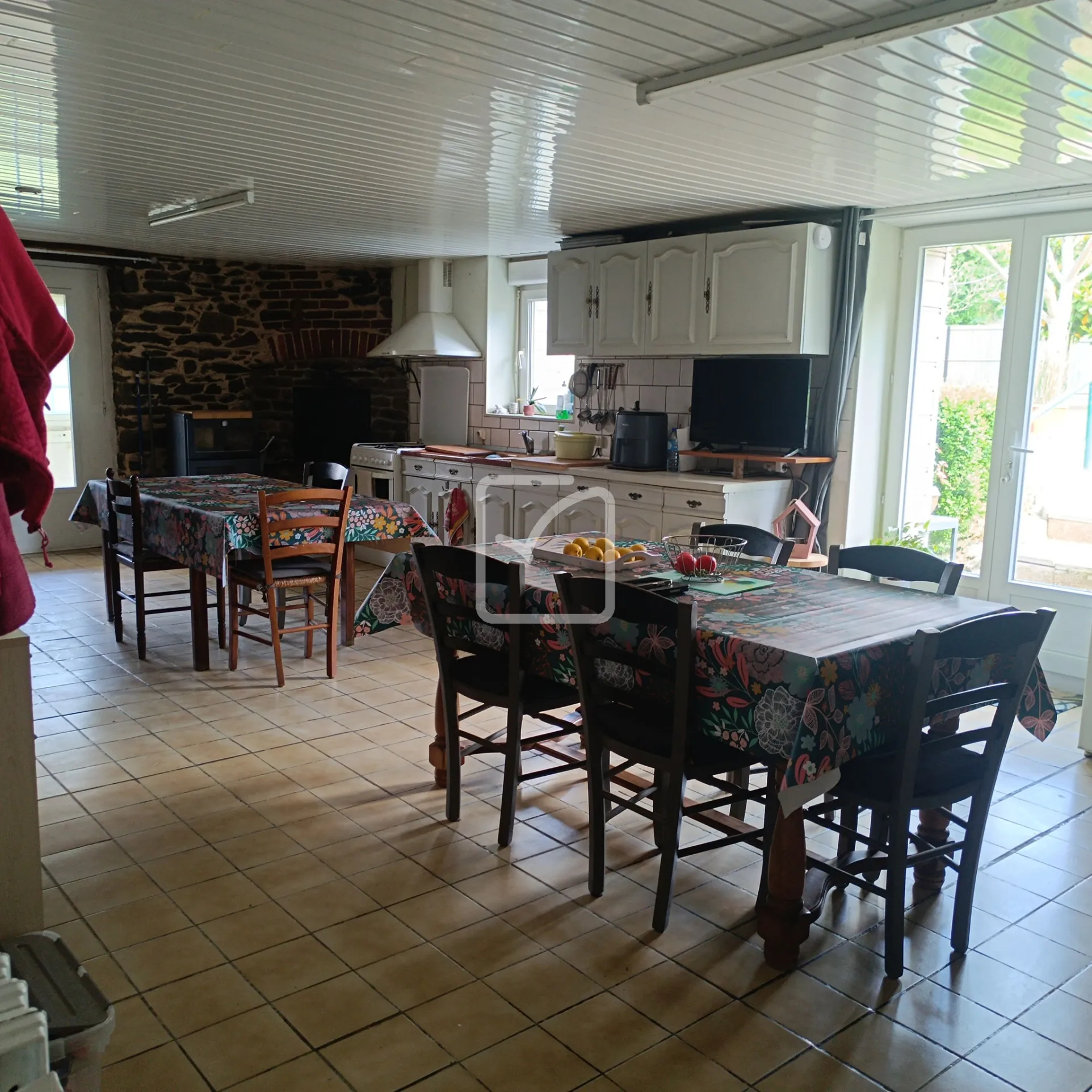 Maison en pierre avec 4 chambres, grand terrain et jardin paysagé à Evriguet 