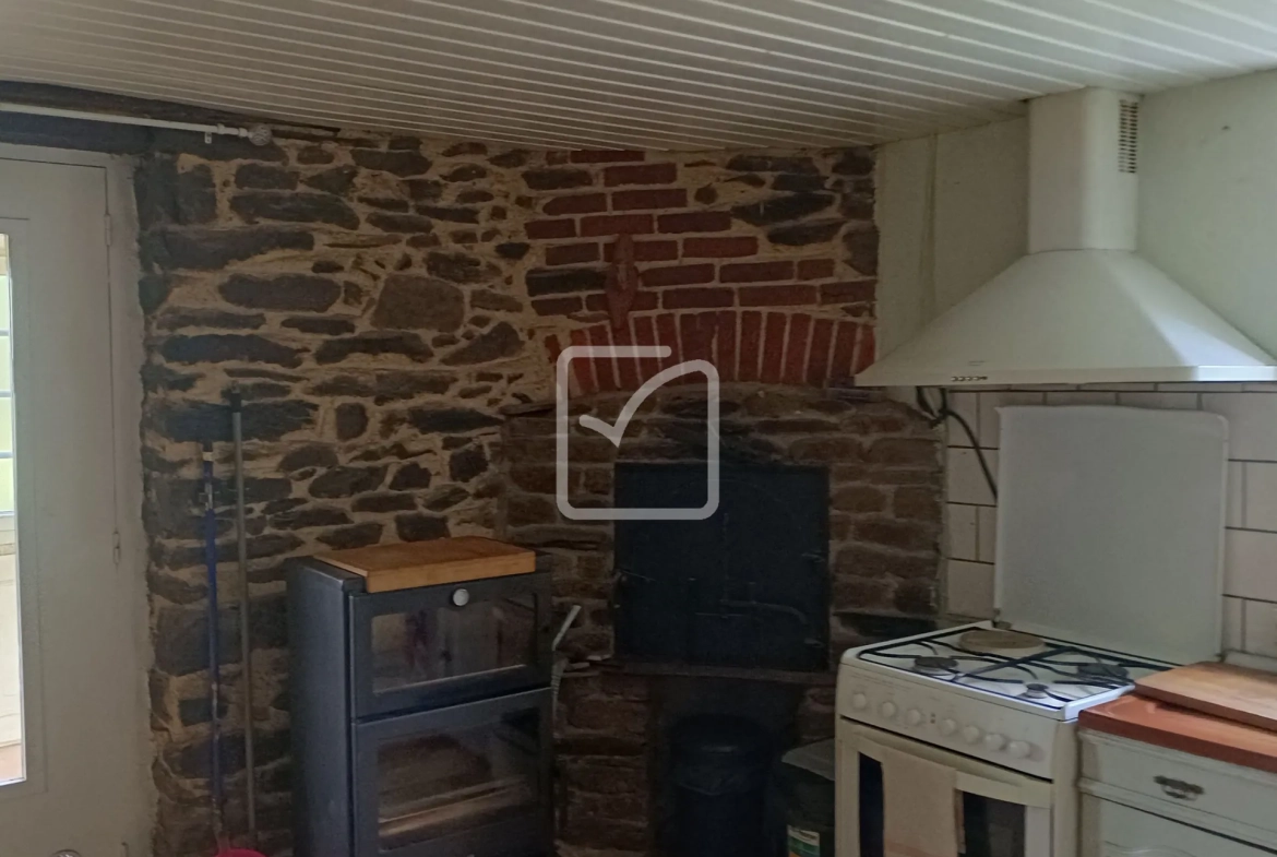 Maison en pierre avec 4 chambres, grand terrain et jardin paysagé à Evriguet 