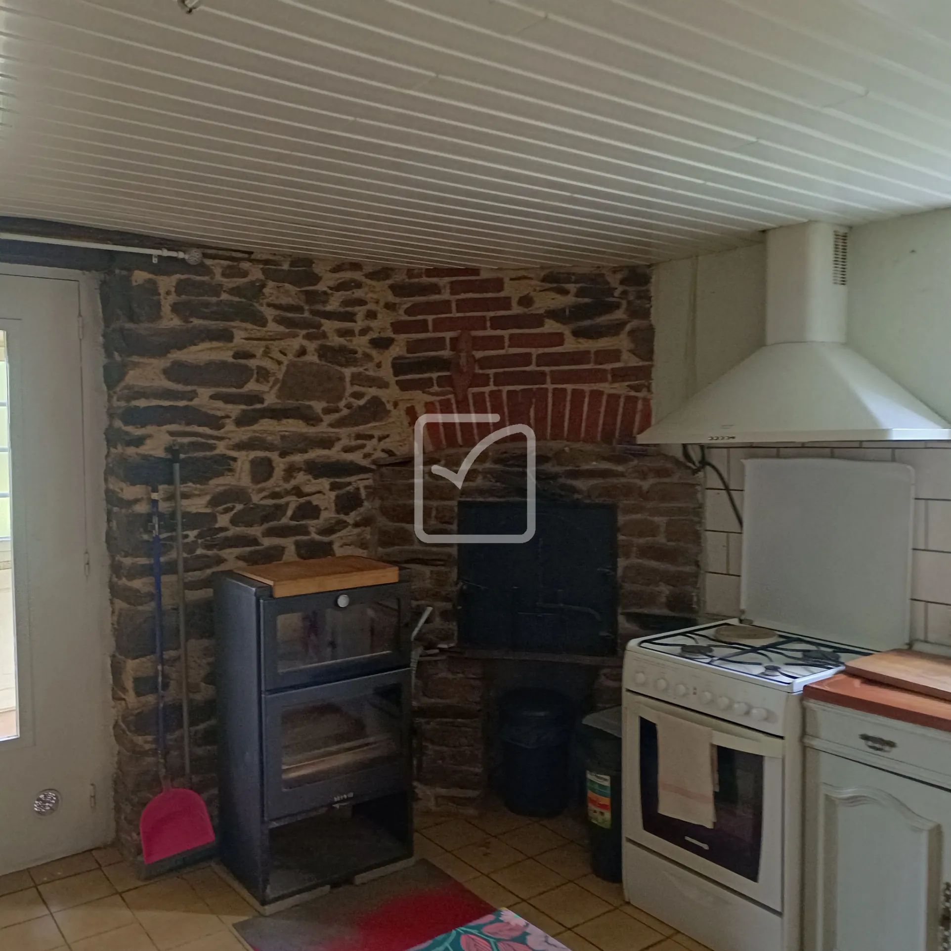Maison en pierre avec 4 chambres, grand terrain et jardin paysagé à Evriguet 
