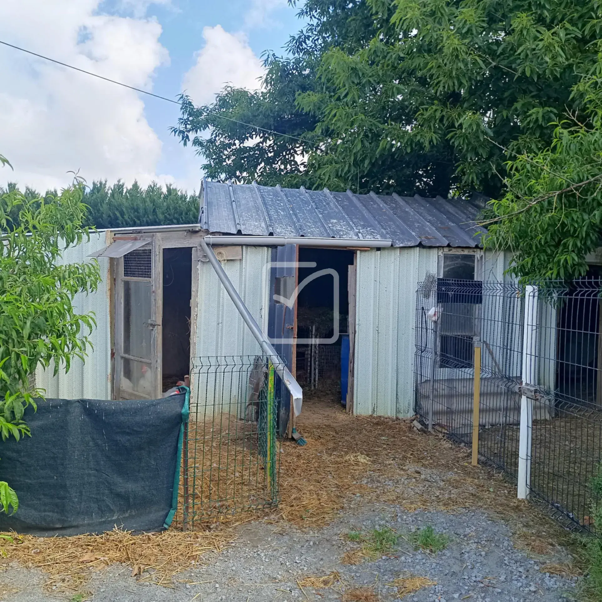 Maison en pierre avec 4 chambres, grand terrain et jardin paysagé à Evriguet 