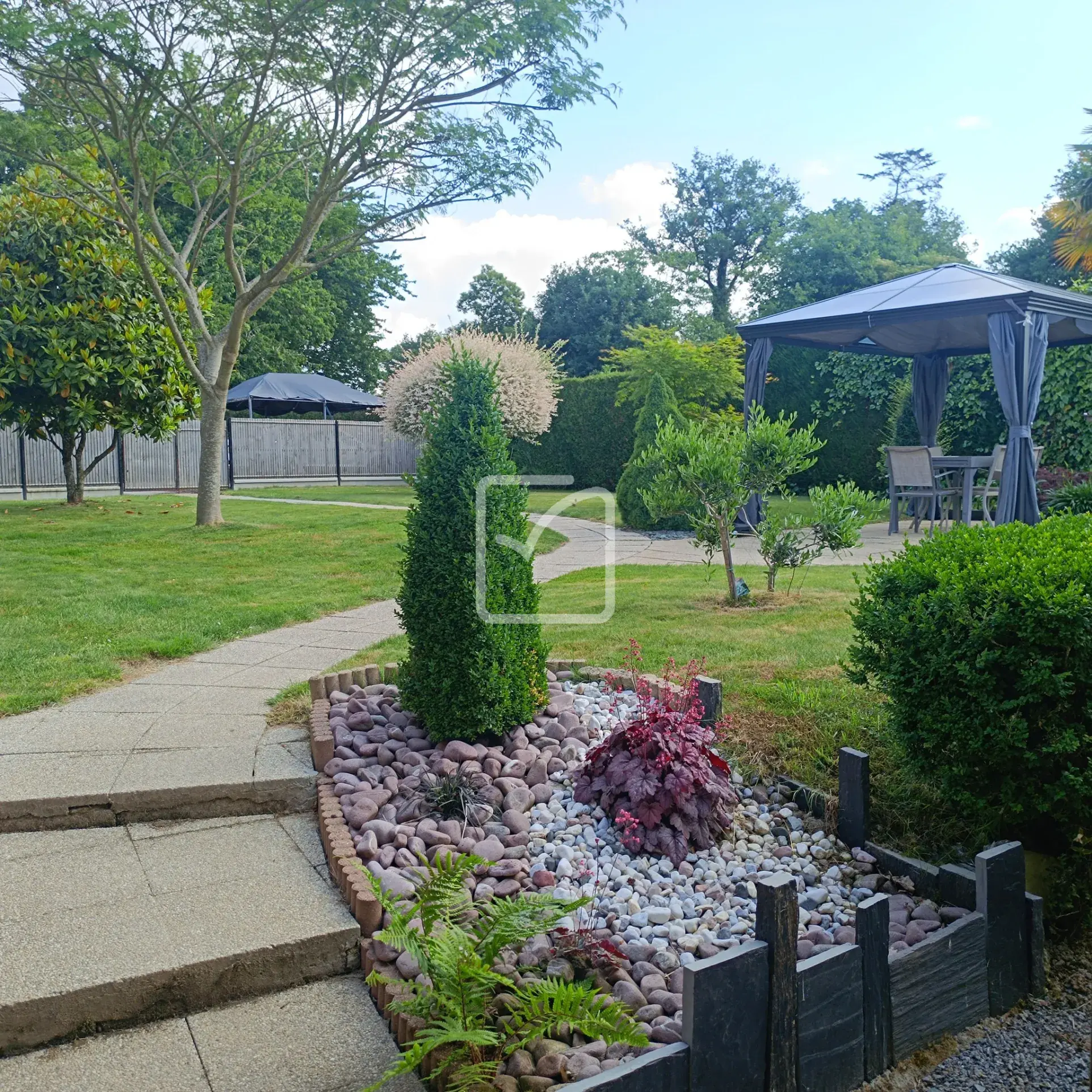 Maison en pierre avec 4 chambres, grand terrain et jardin paysagé à Evriguet 