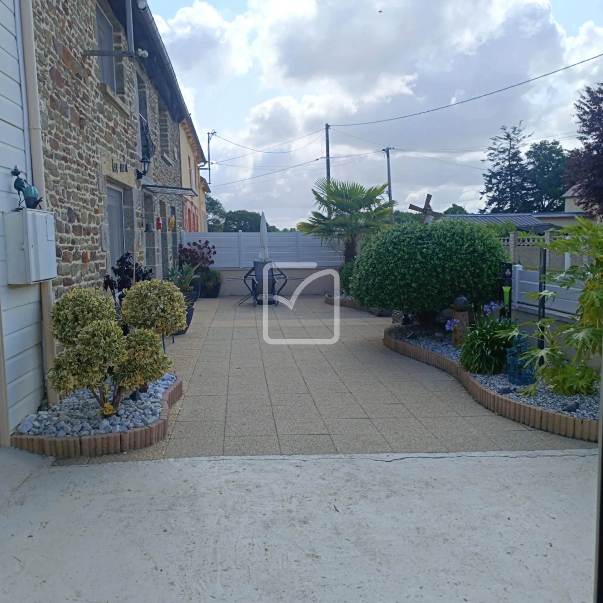 Maison en pierre avec 4 chambres, grand terrain et jardin paysagé à Evriguet 