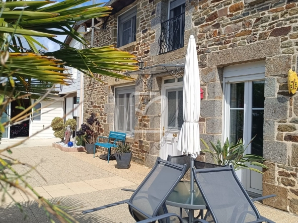 Maison en pierre avec 4 chambres, grand terrain et jardin paysagé à Evriguet
