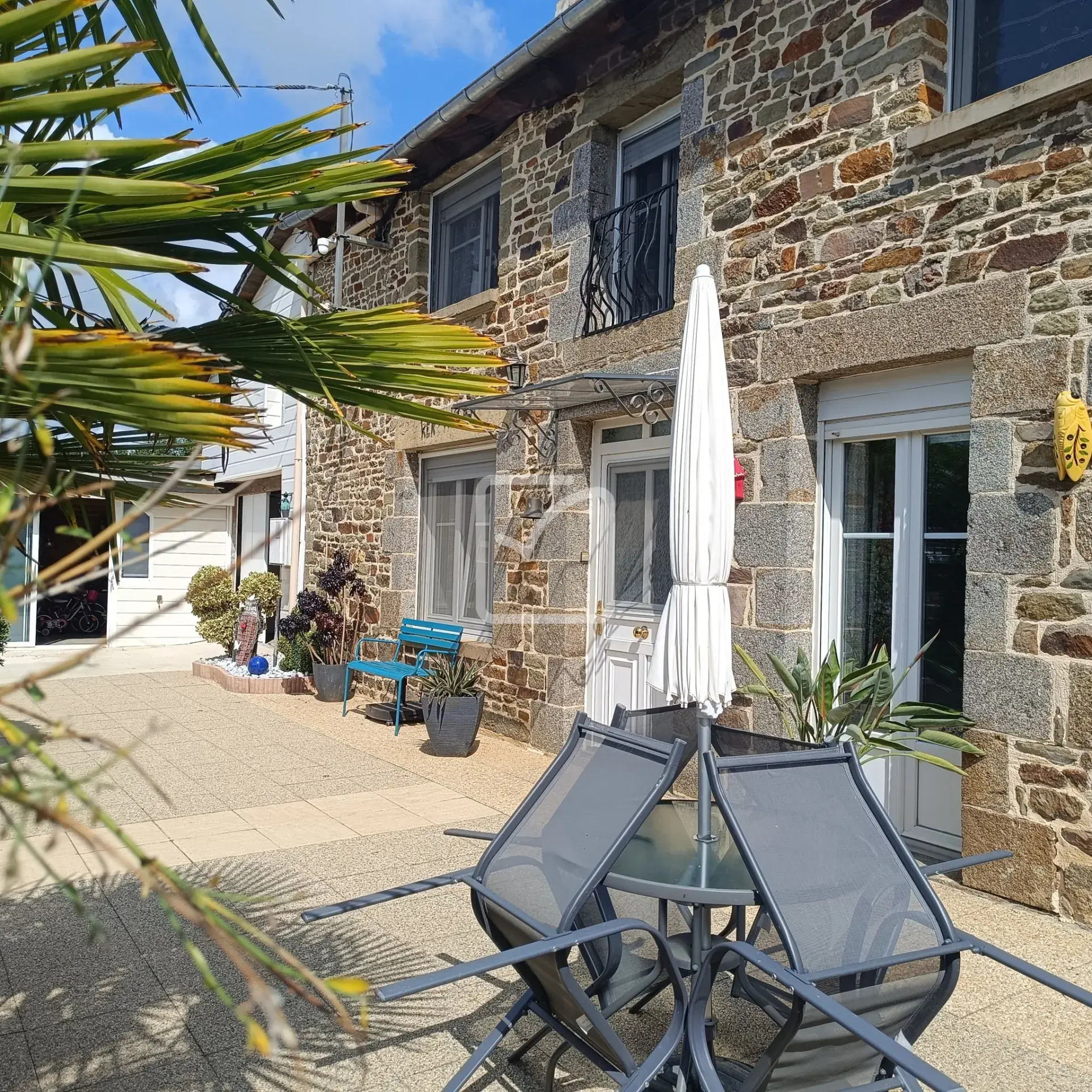 Maison en pierre avec 4 chambres, grand terrain et jardin paysagé à Evriguet 