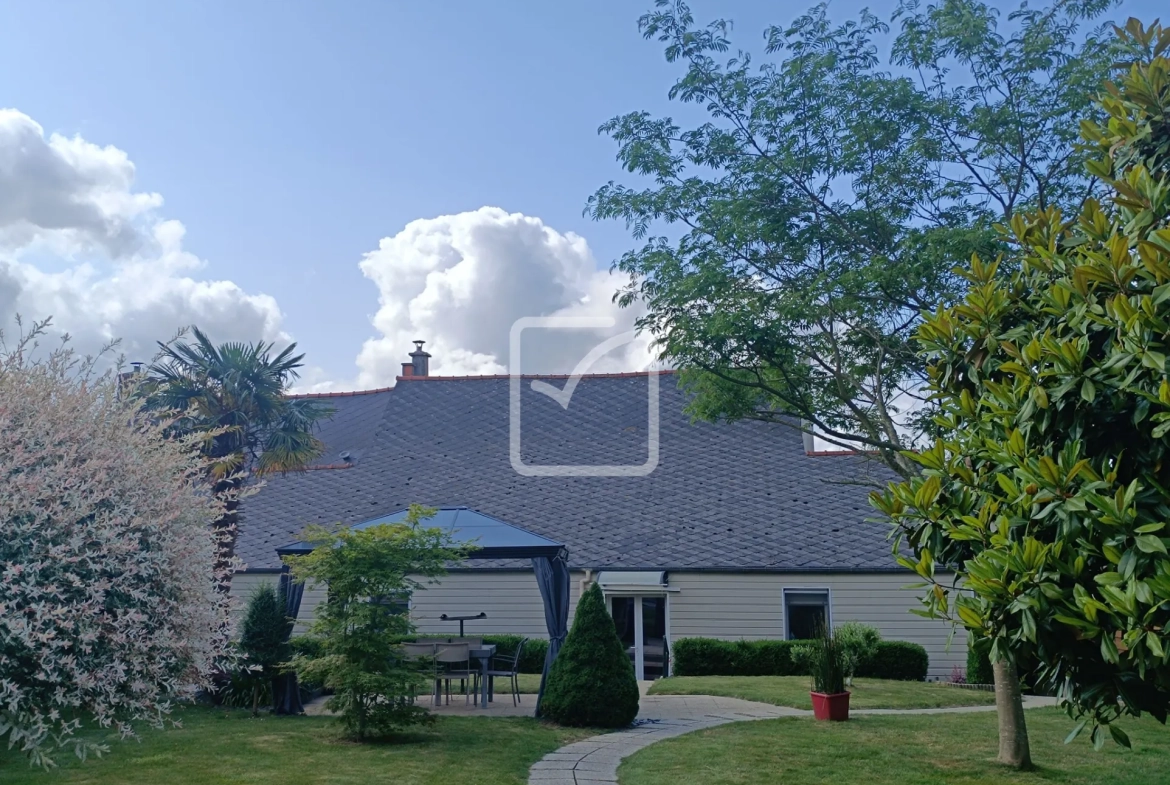 Maison en pierre avec 4 chambres, grand terrain et jardin paysagé à Evriguet 