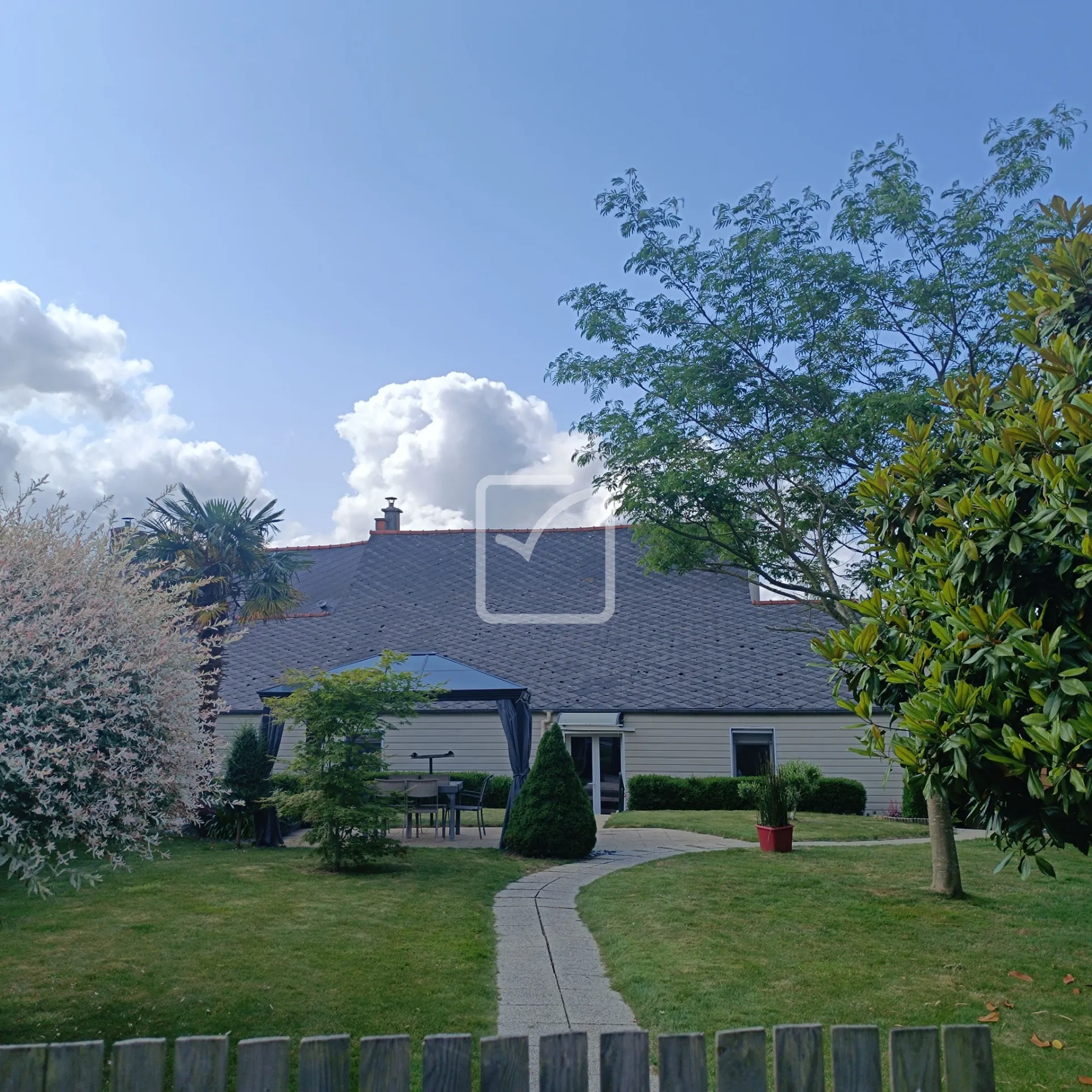 Maison en pierre avec 4 chambres, grand terrain et jardin paysagé à Evriguet 