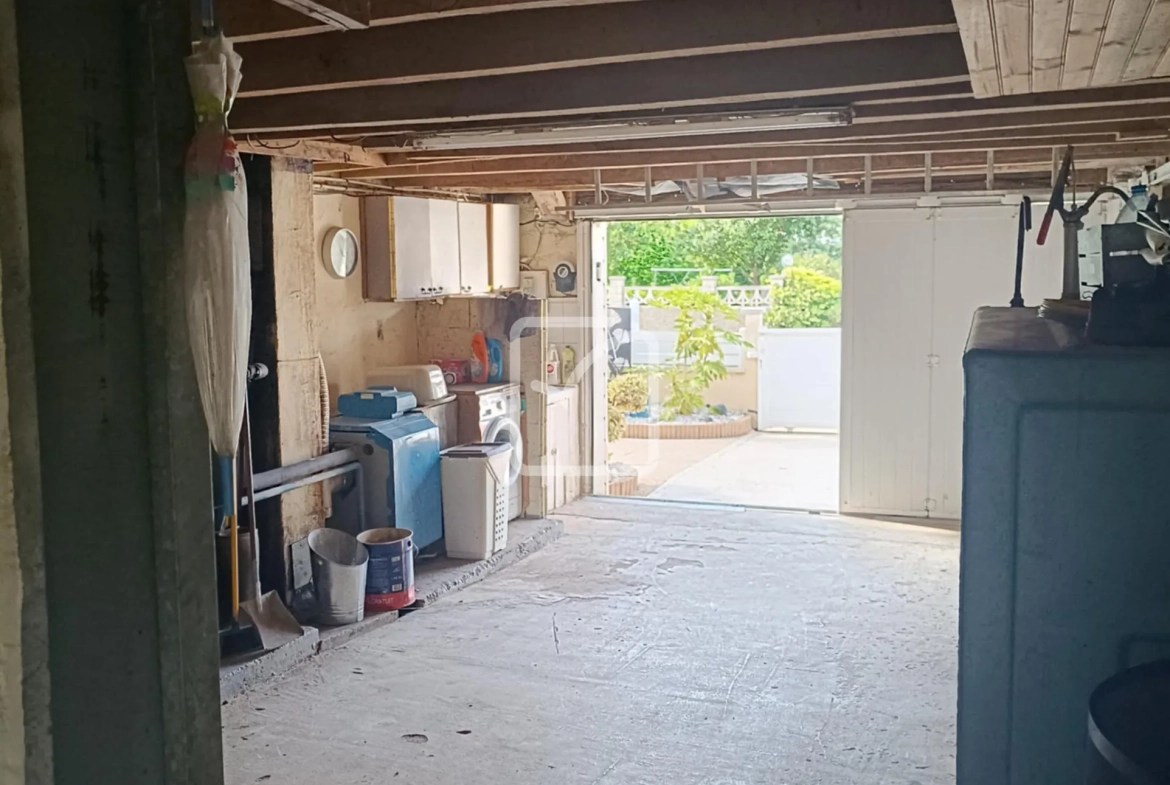 Maison en pierre avec 4 chambres, grand terrain et jardin paysagé à Evriguet 