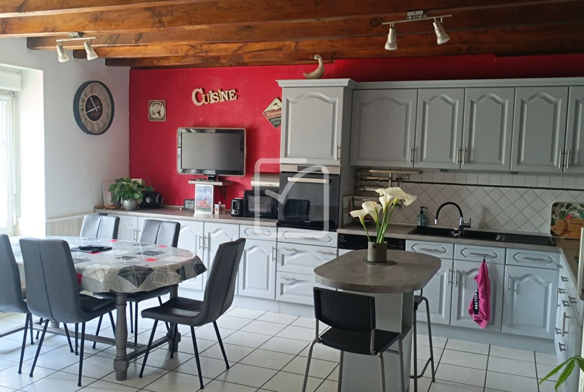 Maison en pierre avec 4 chambres, grand terrain et jardin paysagé à Evriguet 