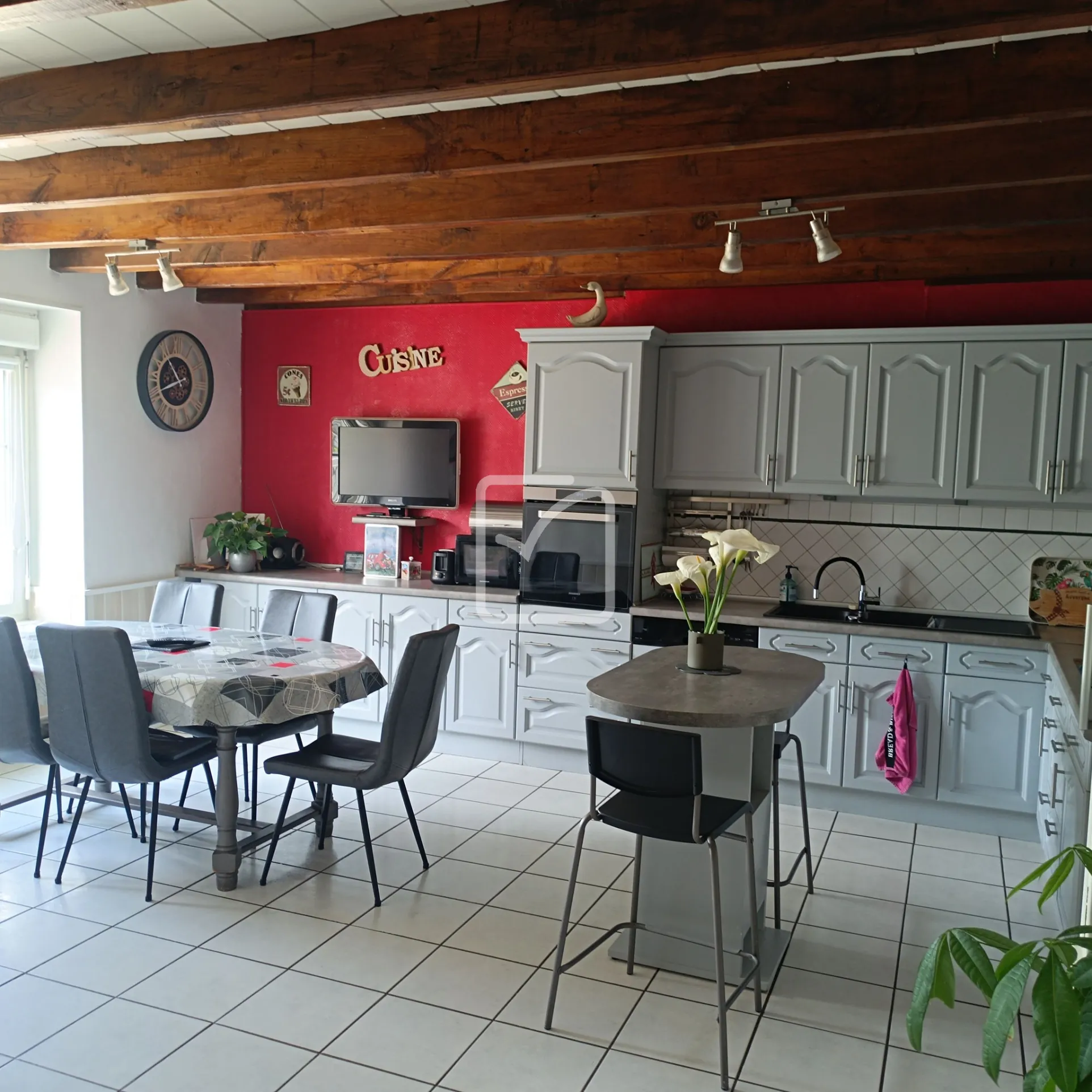 Maison en pierre avec 4 chambres, grand terrain et jardin paysagé à Evriguet 