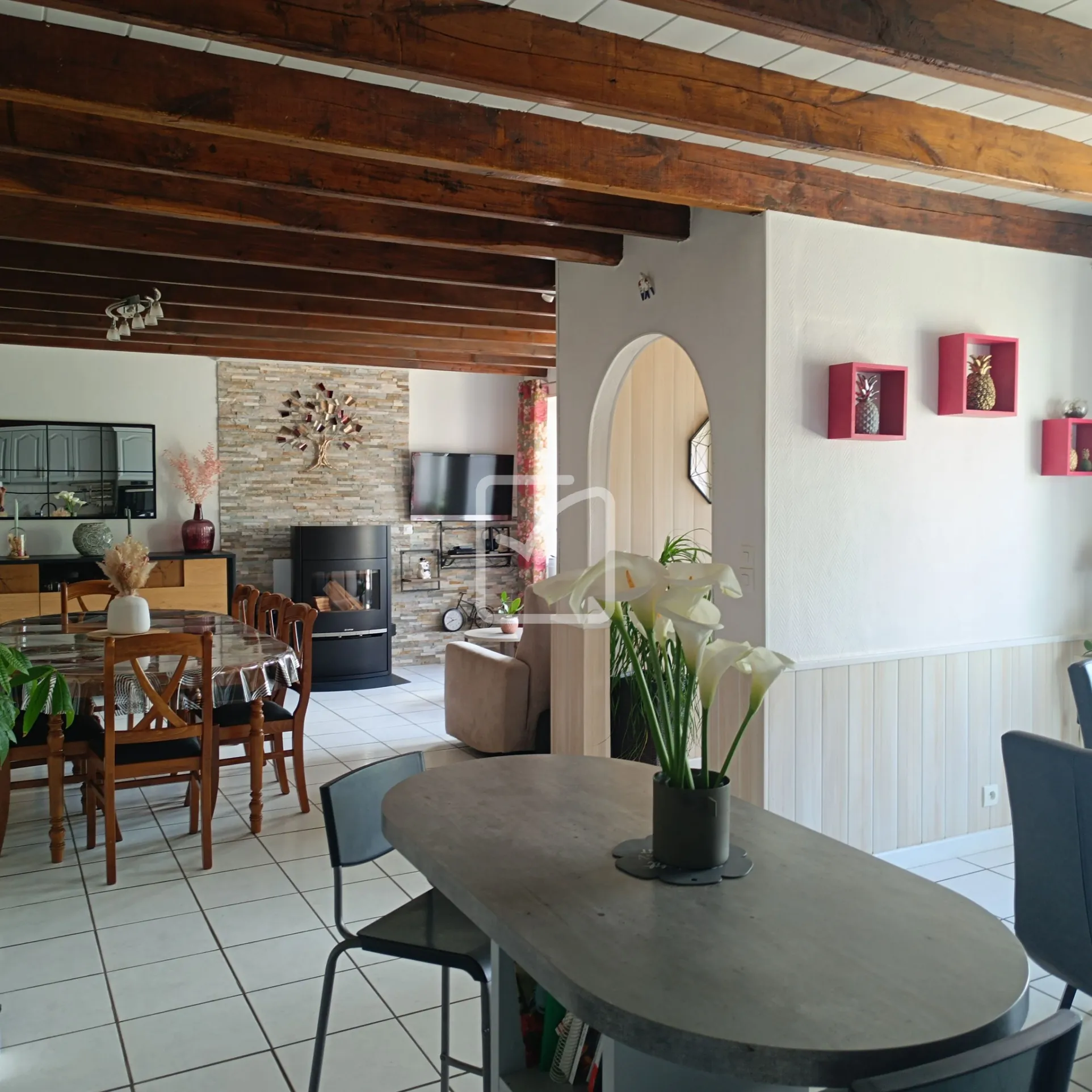 Maison en pierre avec 4 chambres, grand terrain et jardin paysagé à Evriguet 