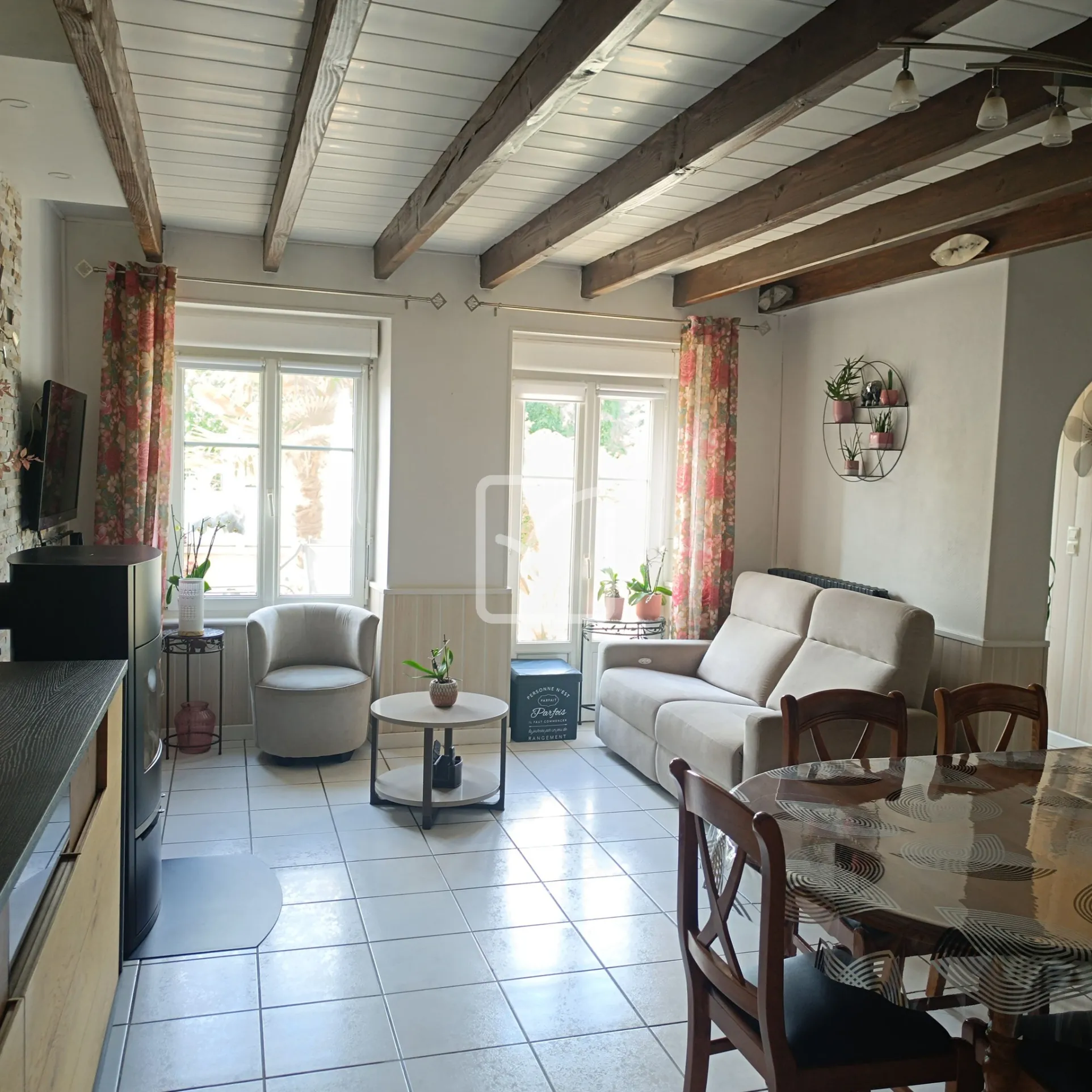 Maison en pierre avec 4 chambres, grand terrain et jardin paysagé à Evriguet 