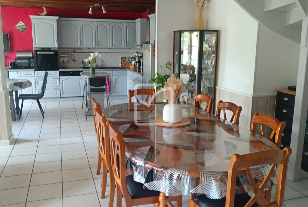 Maison en pierre avec 4 chambres, grand terrain et jardin paysagé à Evriguet 