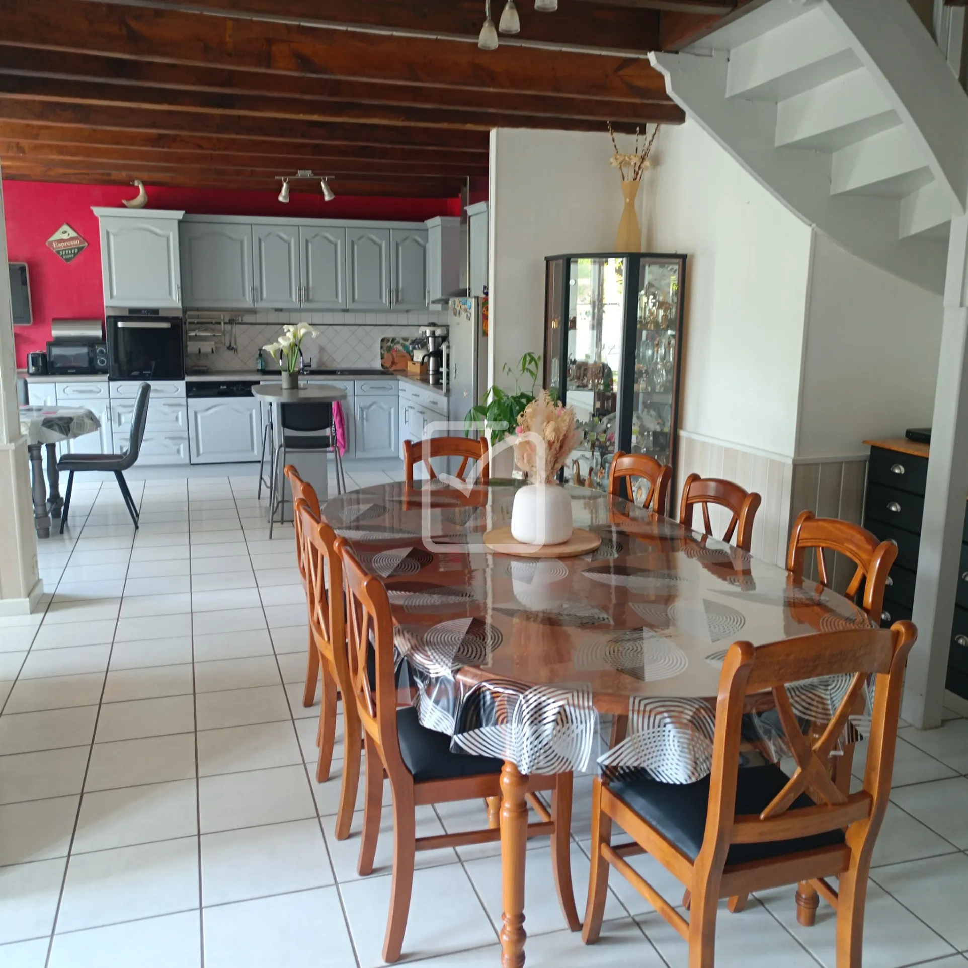 Maison en pierre avec 4 chambres, grand terrain et jardin paysagé à Evriguet 