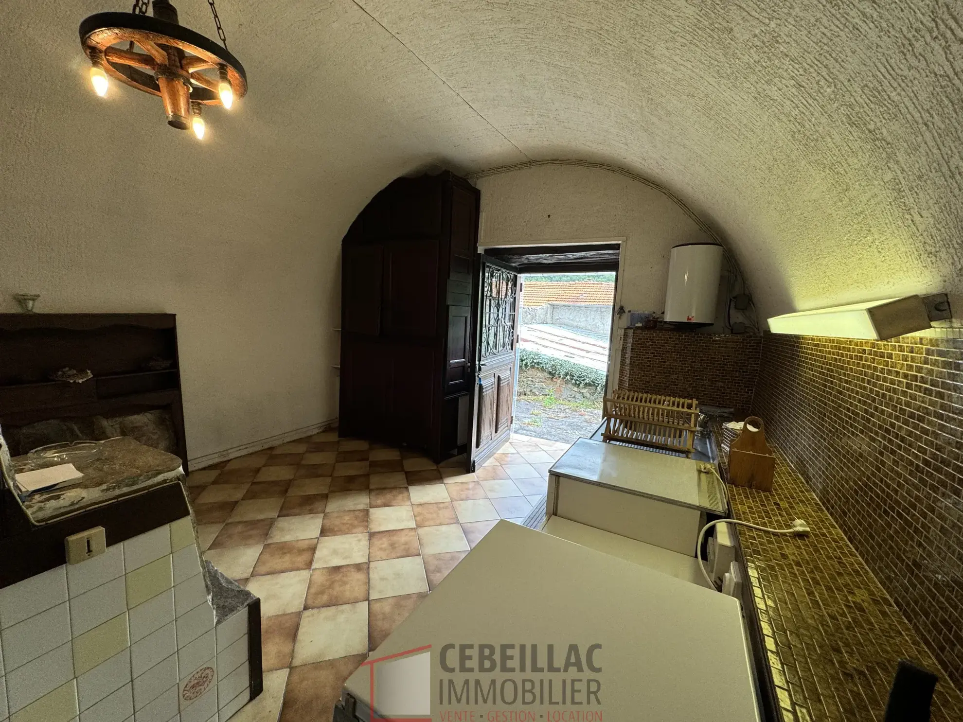 À vendre à Molompize : deux maisons en pierre avec vue, terrain de 322 m² 