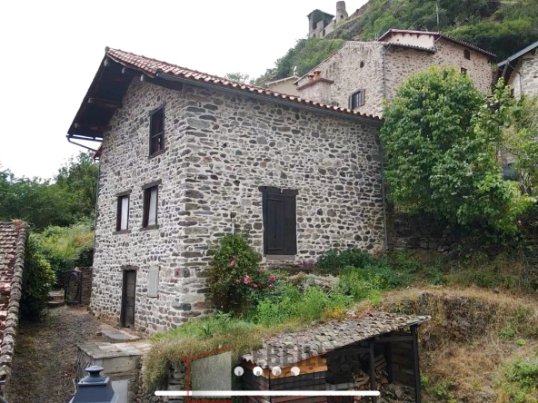 À vendre à Molompize : deux maisons en pierre avec vue, terrain de 322 m²