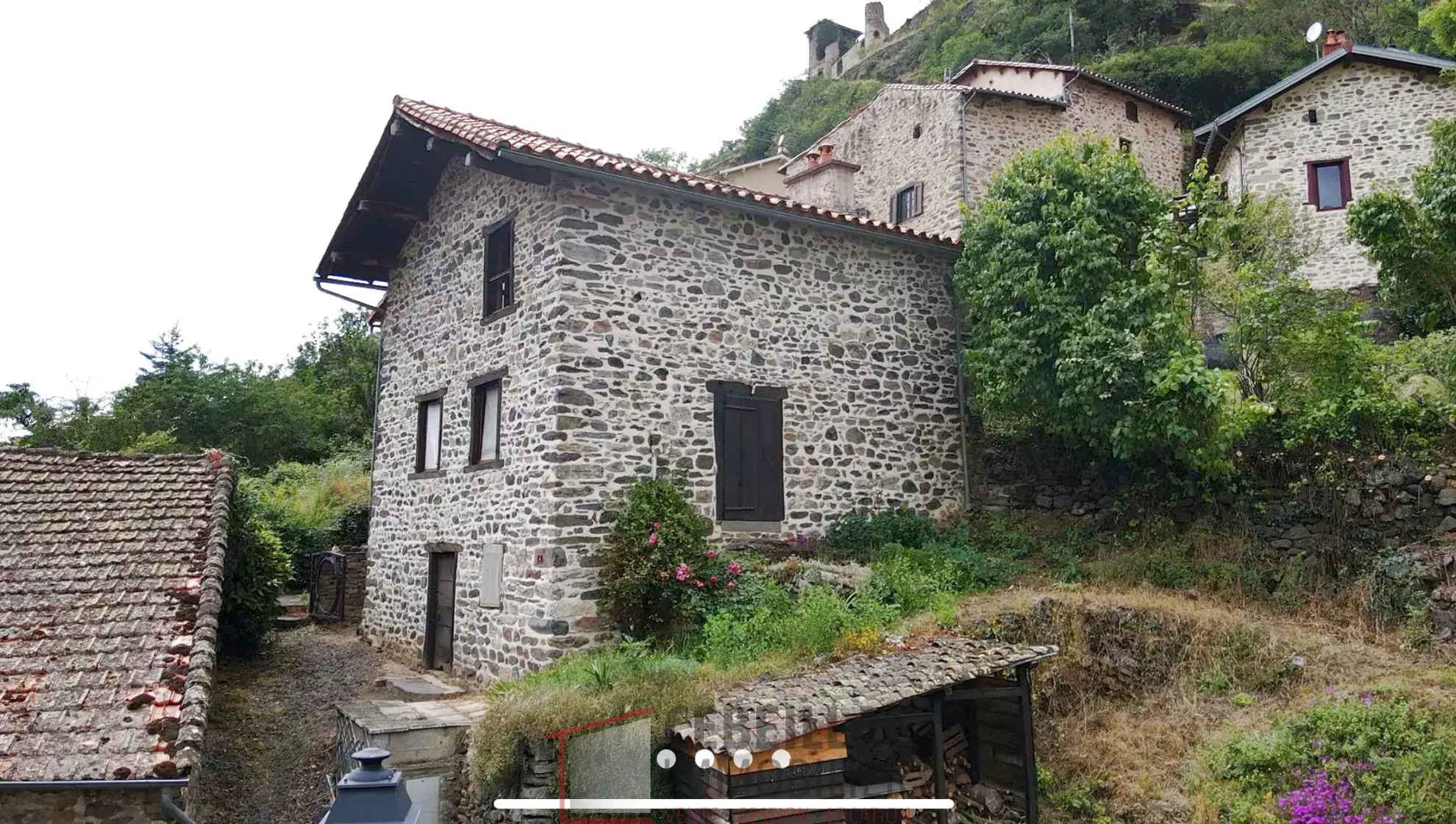 À vendre à Molompize : deux maisons en pierre avec vue, terrain de 322 m² 