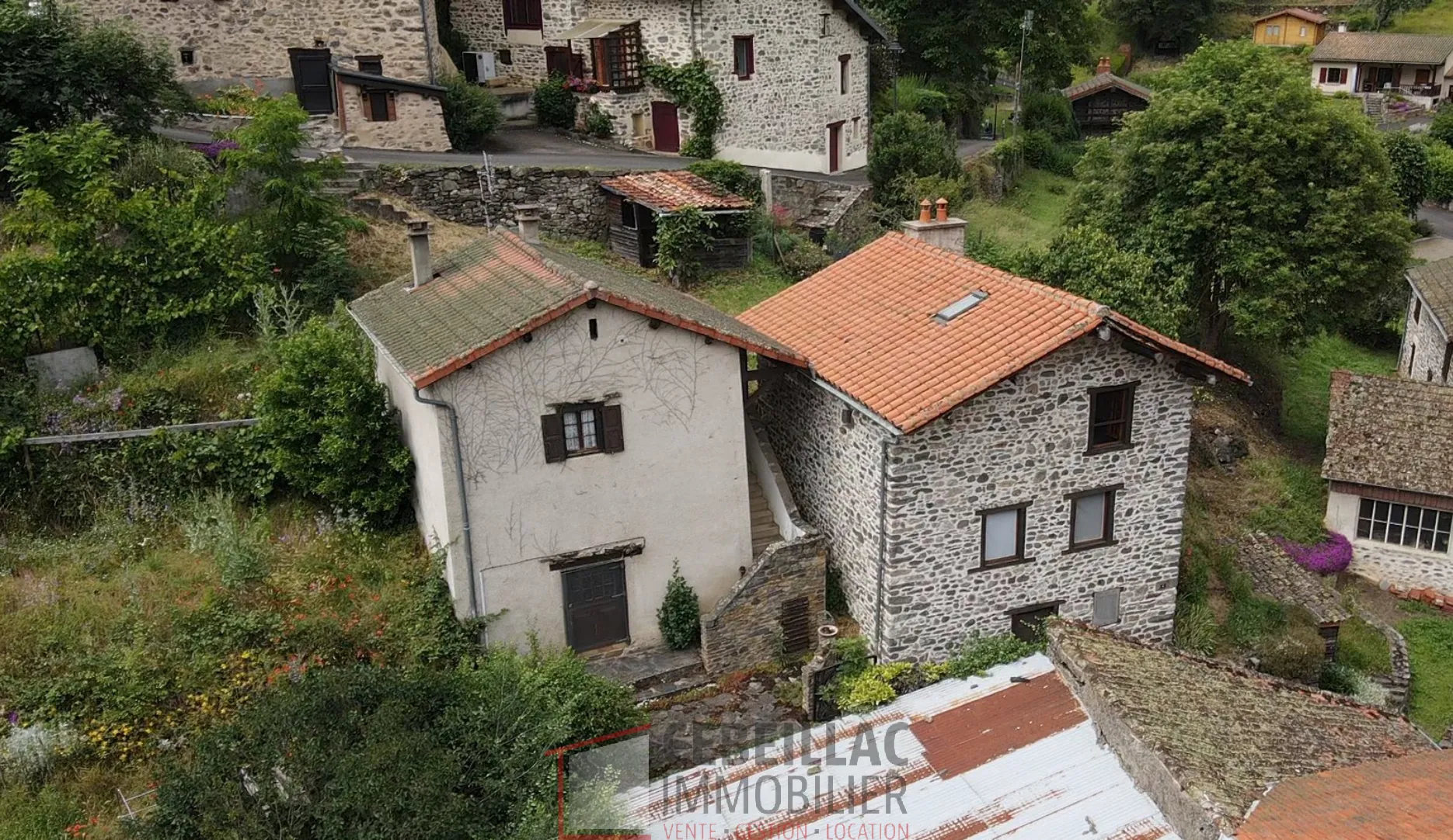 À vendre à Molompize : deux maisons en pierre avec vue, terrain de 322 m² 
