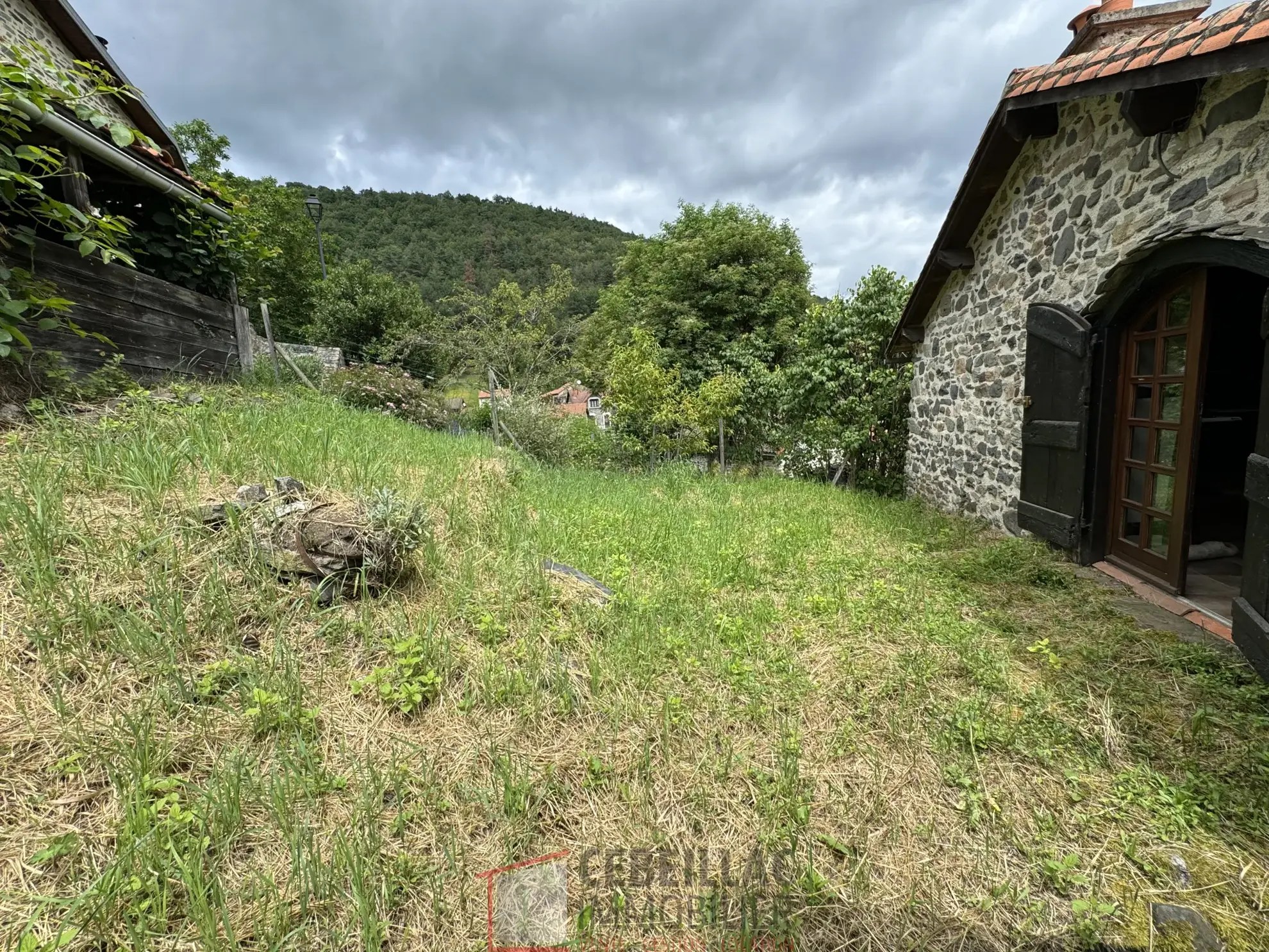 À vendre à Molompize : deux maisons en pierre avec vue, terrain de 322 m² 
